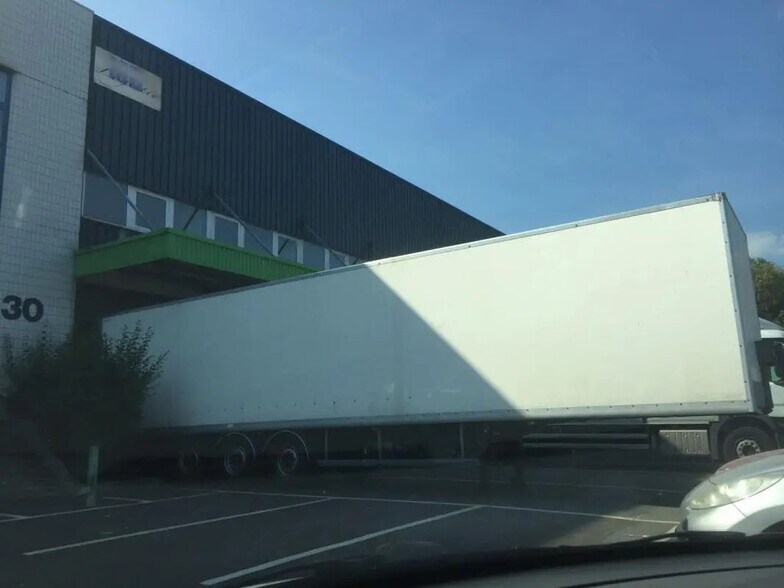 Bureau dans à louer - Photo du bâtiment - Image 3 de 3