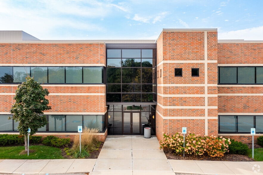 28175 Cabot Dr, Novi, MI à vendre - Photo du bâtiment - Image 2 de 10