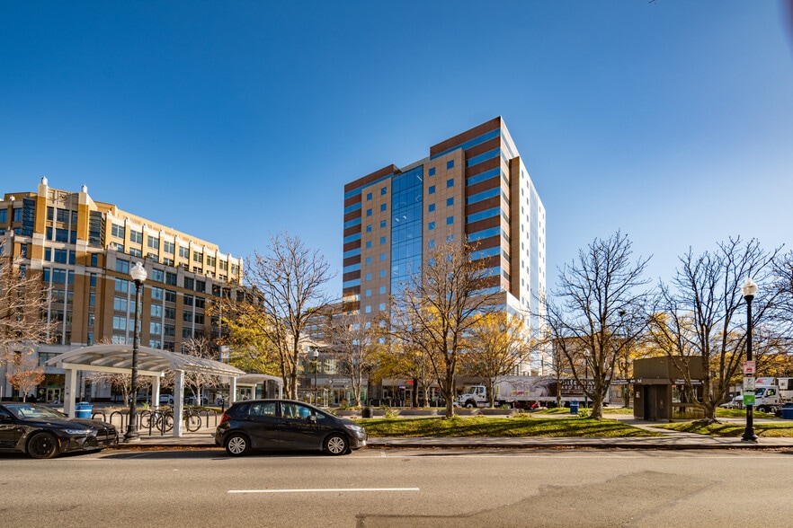 3100 Clarendon Blvd, Arlington, VA à louer - Photo du bâtiment - Image 2 de 13
