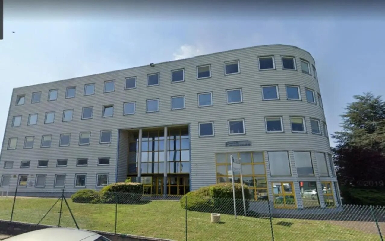 17 Rue Des Frères Lumière, Plaisir à louer Photo du bâtiment- Image 1 de 12
