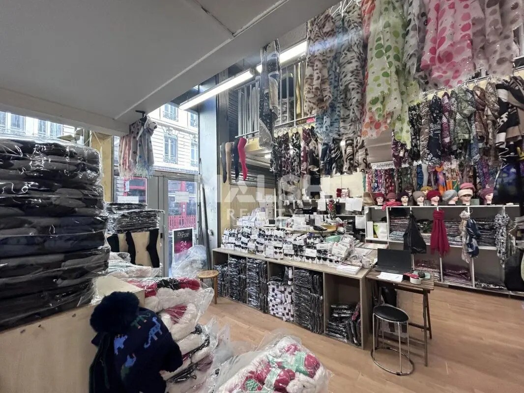 Retail in Lyon for lease Interior Photo- Image 1 of 7