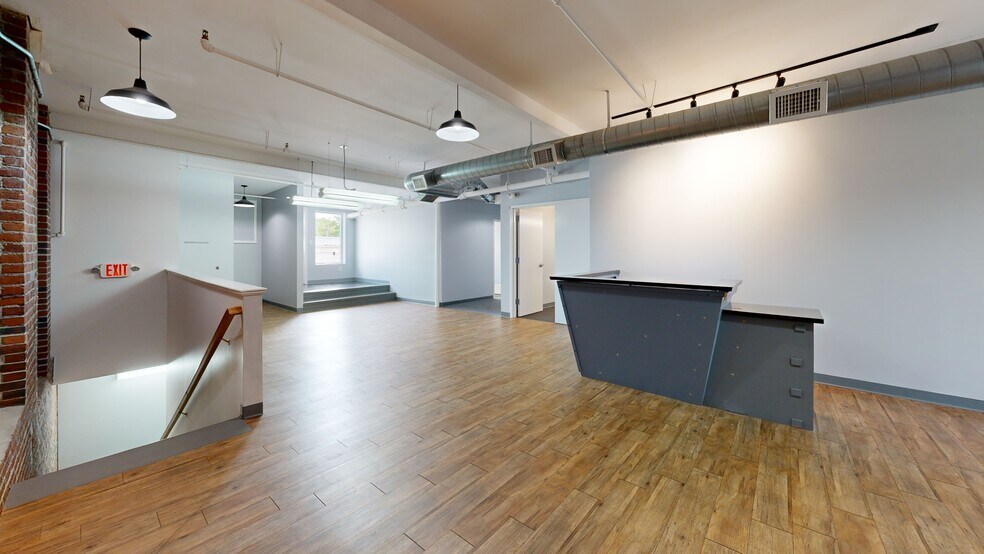 19-23 S Broadway, Salem, NH à louer - Numérisation 3D de Matterport - Image 1 de 9