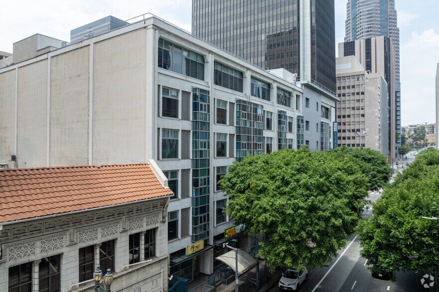 630 W 6th St, Los Angeles, CA à louer - Photo du bâtiment - Image 3 de 6