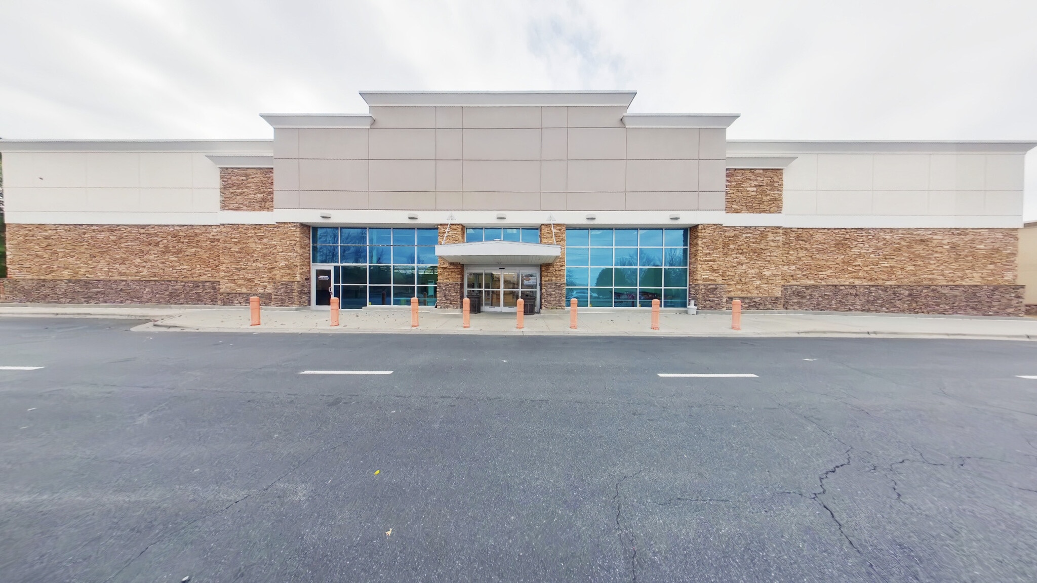 1075 Hanes Mall Blvd, Winston-Salem, NC for lease Building Photo- Image 1 of 23