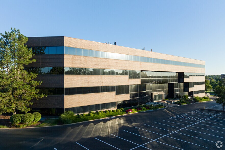 425 S Woods Mill Rd, Town And Country, MO à louer - Photo du bâtiment - Image 1 de 5