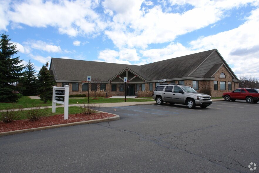 231 W Lake Lansing Rd, East Lansing, MI à louer - Photo du bâtiment - Image 2 de 3