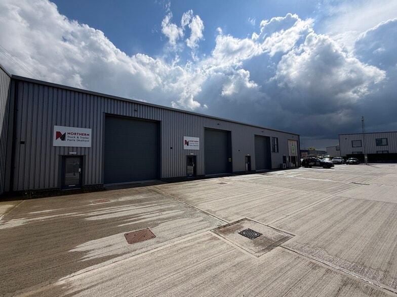 11 Cherry Farm Close, Malton for lease - Building Photo - Image 3 of 3