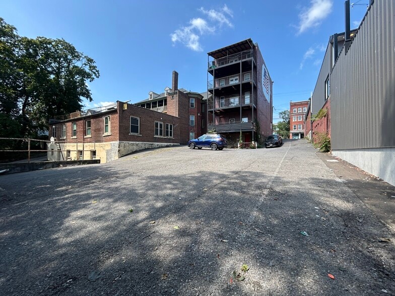 Binghamton Student Housing Package portfolio of 1 properties for sale on LoopNet.ca - Building Photo - Image 2 of 16