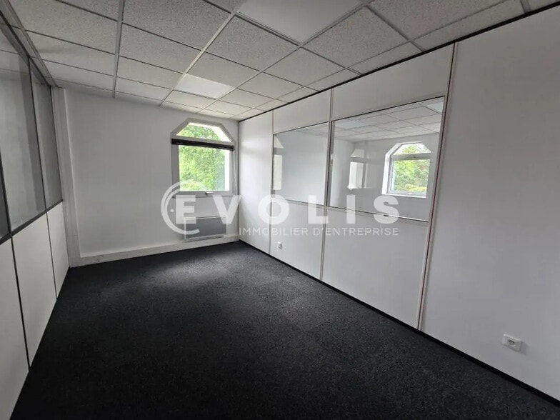 Office in Orsay for lease - Interior Photo - Image 3 of 8