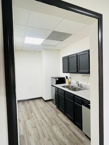 3255 Cahuenga Blvd W, Los Angeles, CA for lease - Building Photo - Image 3 of 15