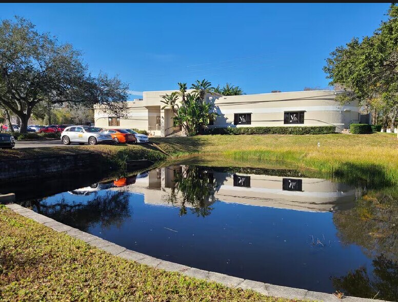 3023 Eastland Blvd, Clearwater, FL à louer - Photo du bâtiment - Image 2 de 6