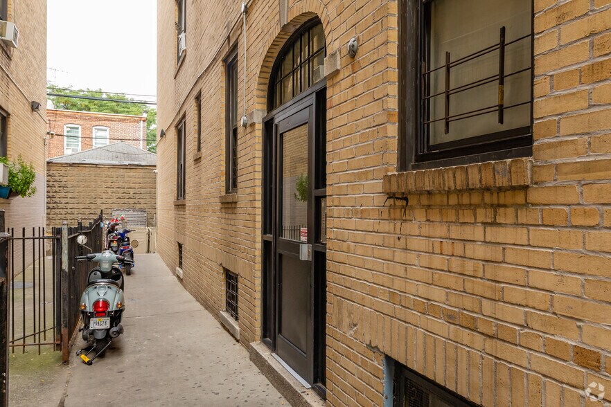 3552 94th St, Flushing, NY à vendre - Photo du bâtiment - Image 2 de 30