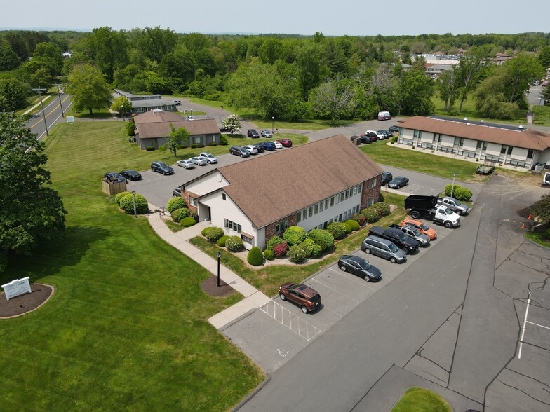 435 Buckland Rd, South Windsor, CT à vendre - Photo du bâtiment - Image 2 de 6