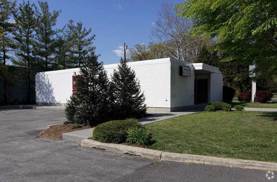 840 N Commerce Ave, Front Royal, VA à vendre - Photo du bâtiment - Image 2 de 3