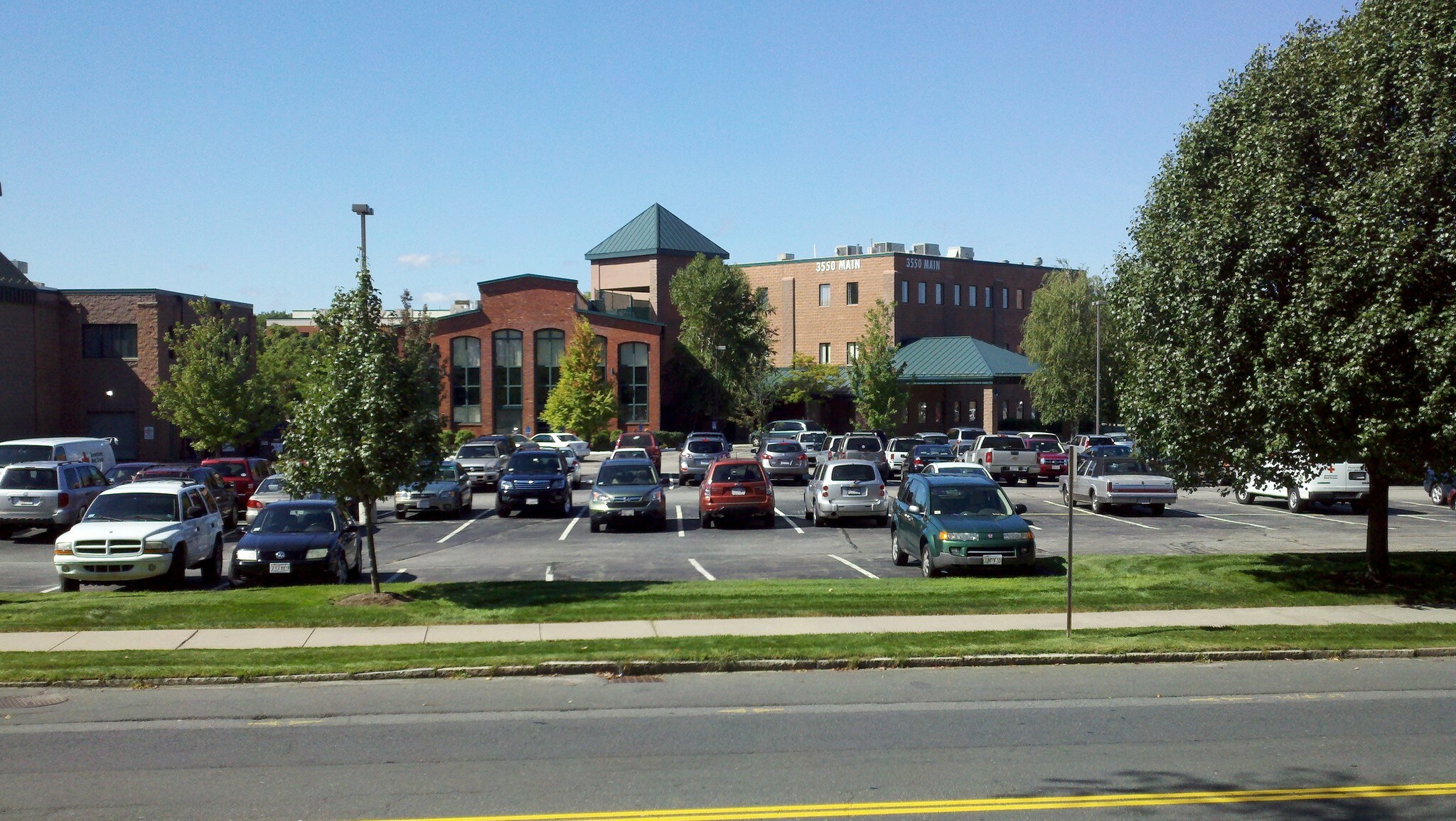 3550 Main St, Springfield, MA à louer Photo du bâtiment- Image 1 de 6