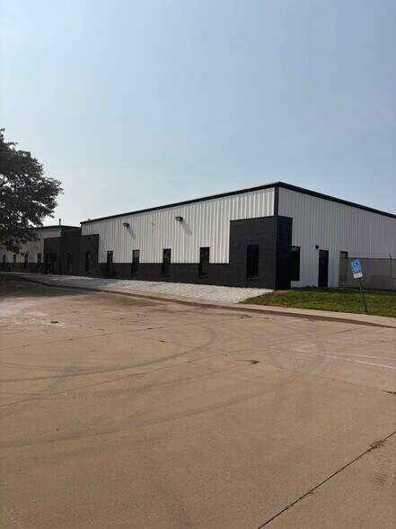 1800 Hull Ave, Des Moines, IA à louer - Photo du bâtiment - Image 2 de 34