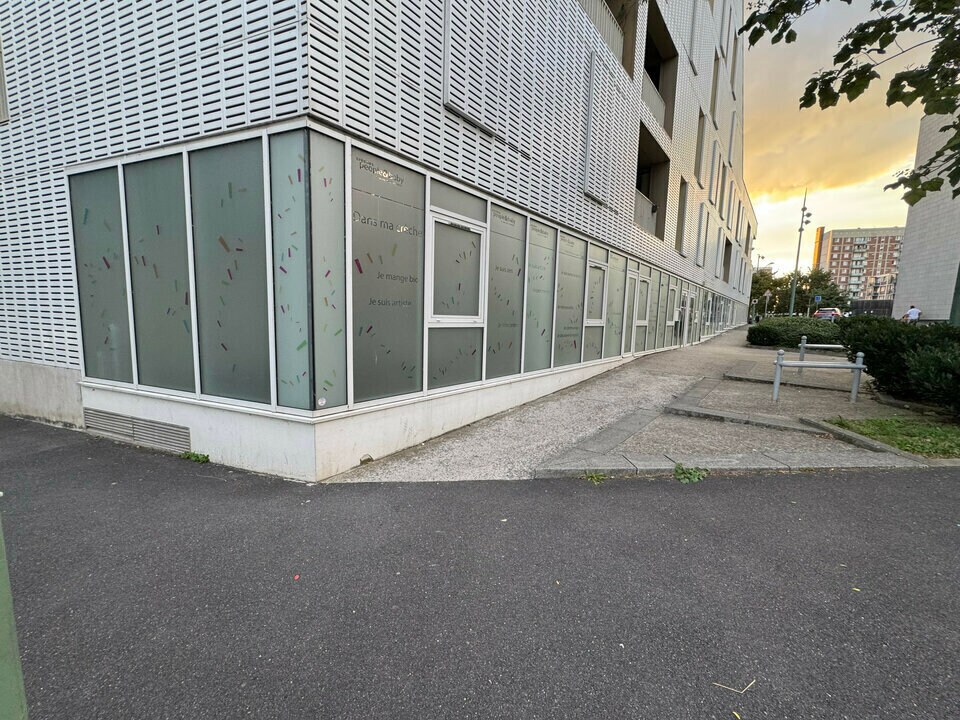 Retail in Arcueil for lease Building Photo- Image 1 of 8
