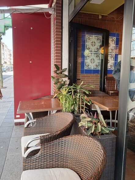 Retail in León for lease - Building Photo - Image 1 of 33