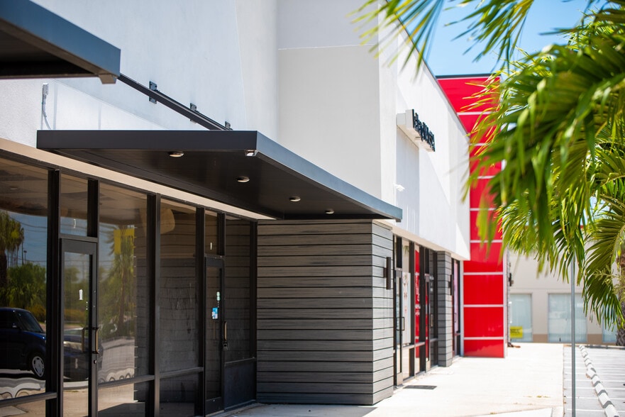 800 E Bay Dr, Largo, FL for lease - Building Photo - Image 2 of 10