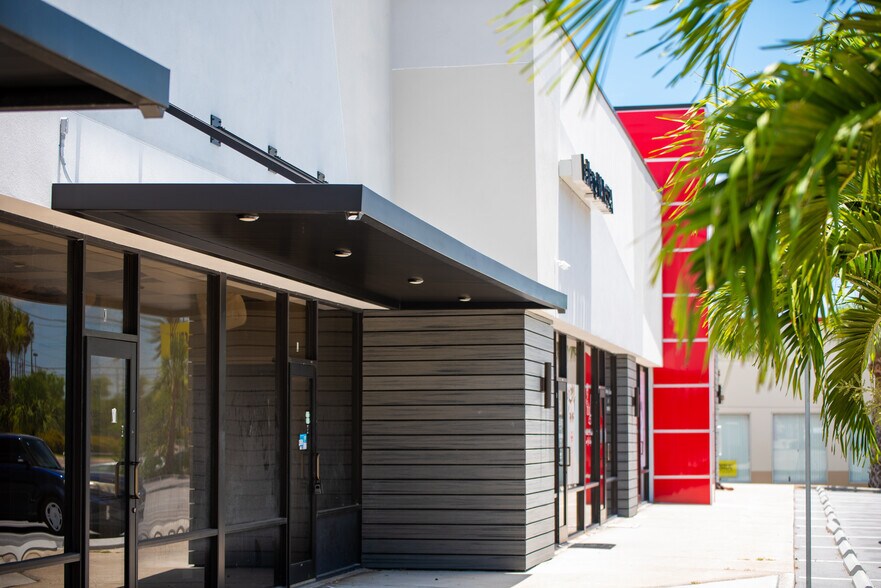 800 E Bay Dr, Largo, FL à louer - Photo du bâtiment - Image 2 de 10