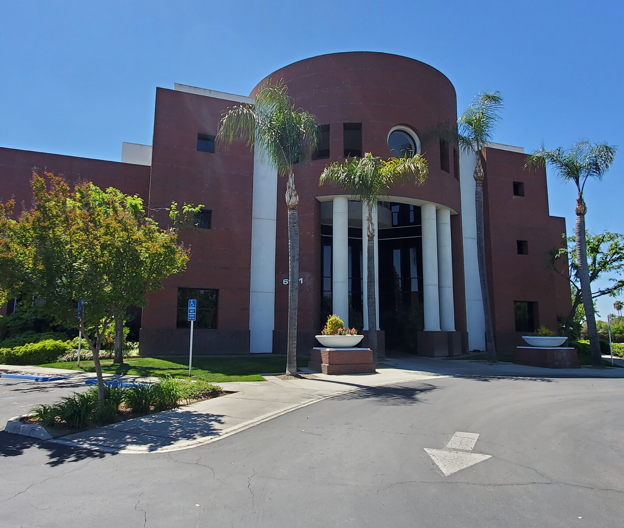 6121 N Thesta St, Fresno, CA for lease Building Photo- Image 1 of 3