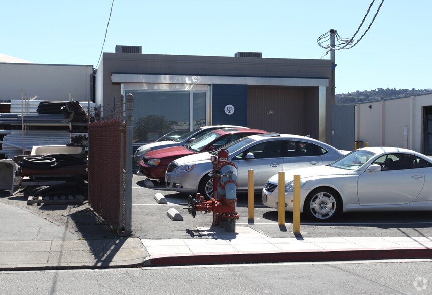 1390 Bayport Ave, San Carlos, CA à vendre - Photo du bâtiment - Image 2 de 3