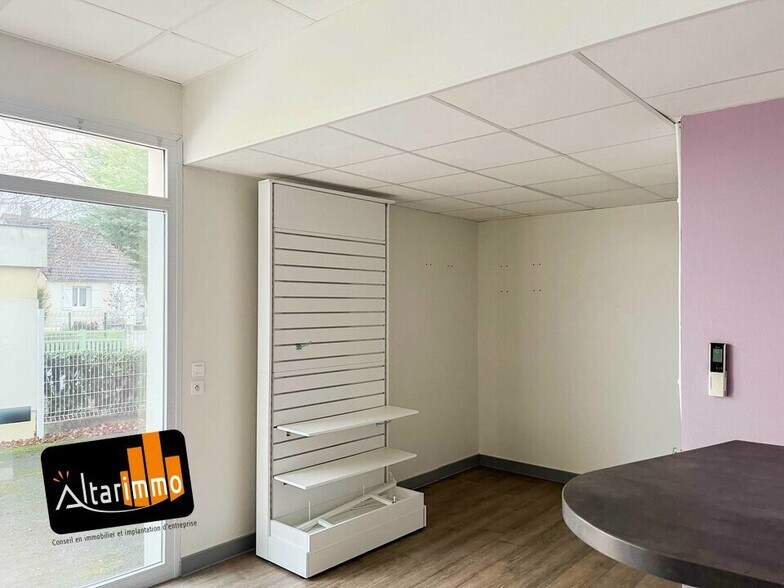 Office in Morancez for lease - Interior Photo - Image 3 of 4