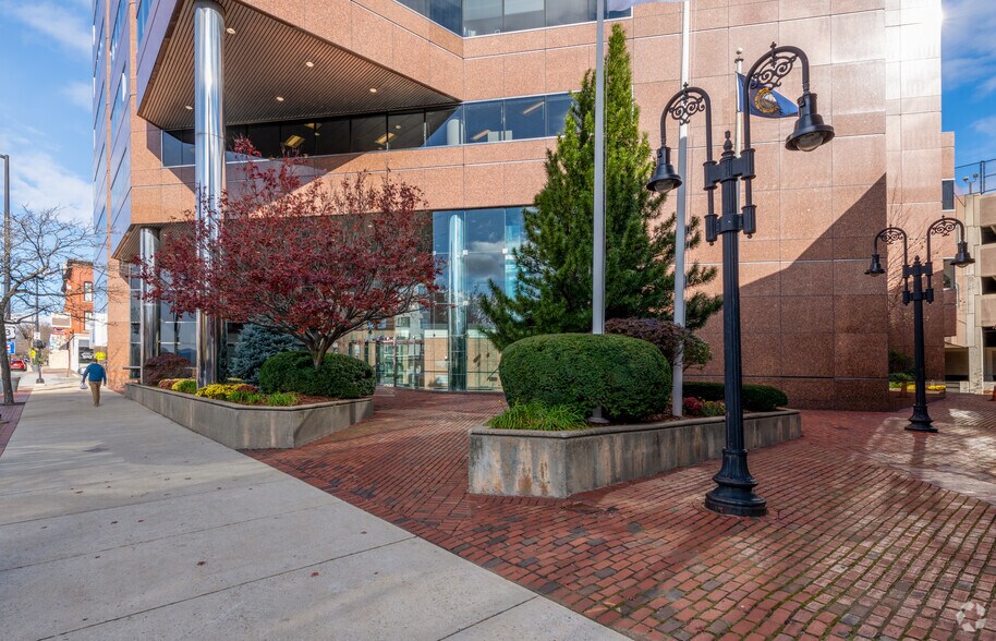 1155 Elm St, Manchester, NH à louer - Photo du bâtiment - Image 3 de 12