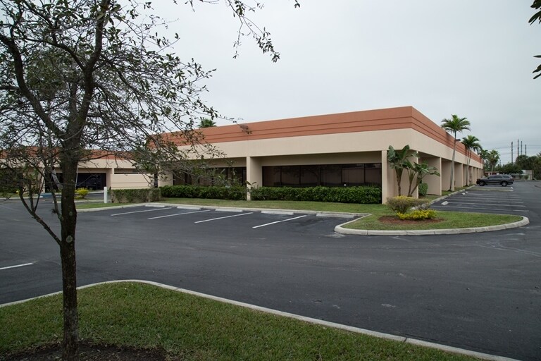 5400 S University Dr, Davie, FL à vendre - Photo du bâtiment - Image 3 de 7