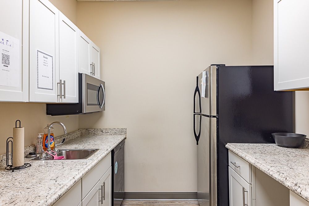 215 E Springbrook Dr, Johnson City, TN for lease Interior Photo- Image 1 of 10