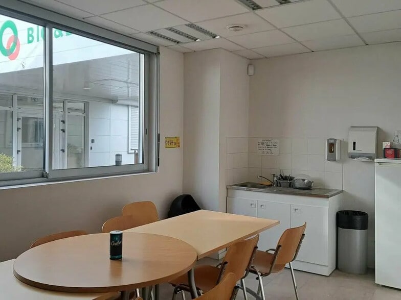 Office in Créteil for lease - Building Photo - Image 2 of 3