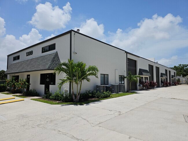 Plus de détails pour 1399 N Killian Dr, Lake Park, FL - Bureau à louer