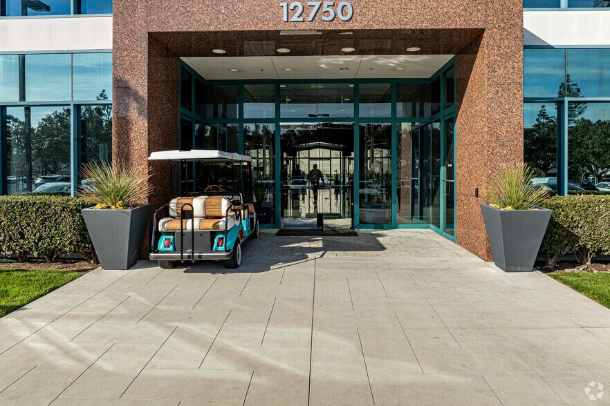 12750 Center Court Dr, Cerritos, CA à louer - Photo du bâtiment - Image 3 de 7