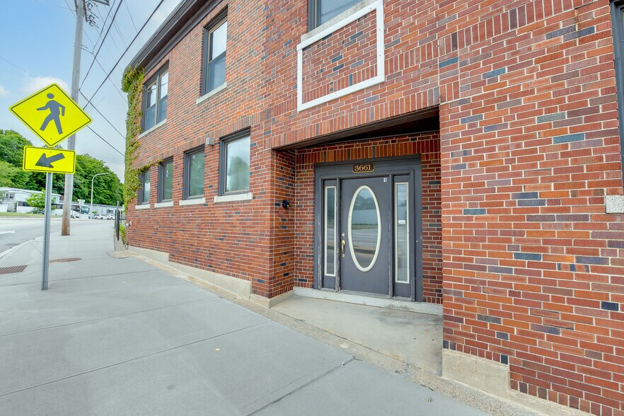 3661 W Shore Rd, Warwick, RI à vendre - Photo du bâtiment - Image 3 de 45