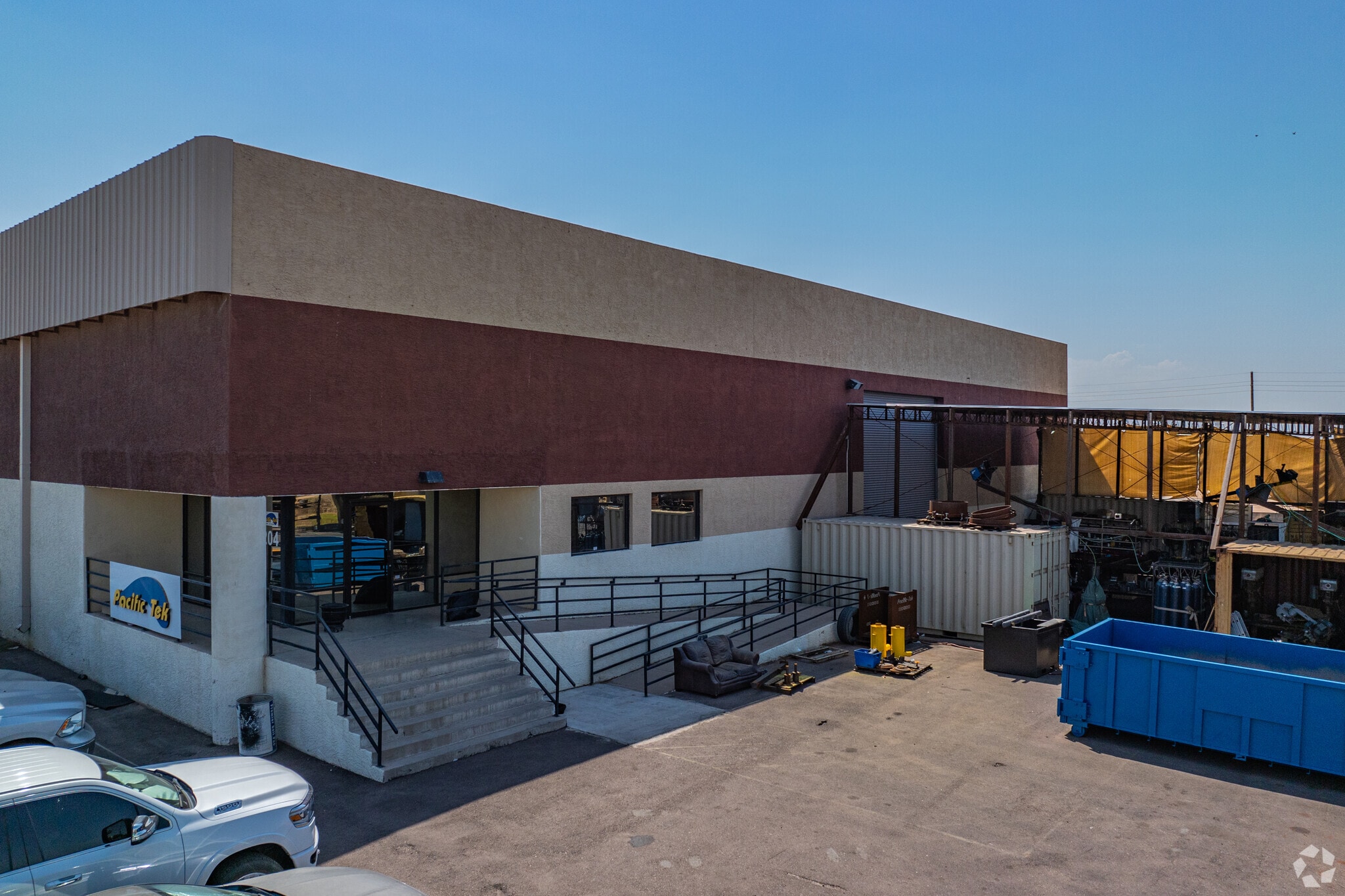 FREE-STANDING INDUSTRIAL Properties portfolio of 2 properties for sale on LoopNet.ca Primary Photo- Image 1 of 4