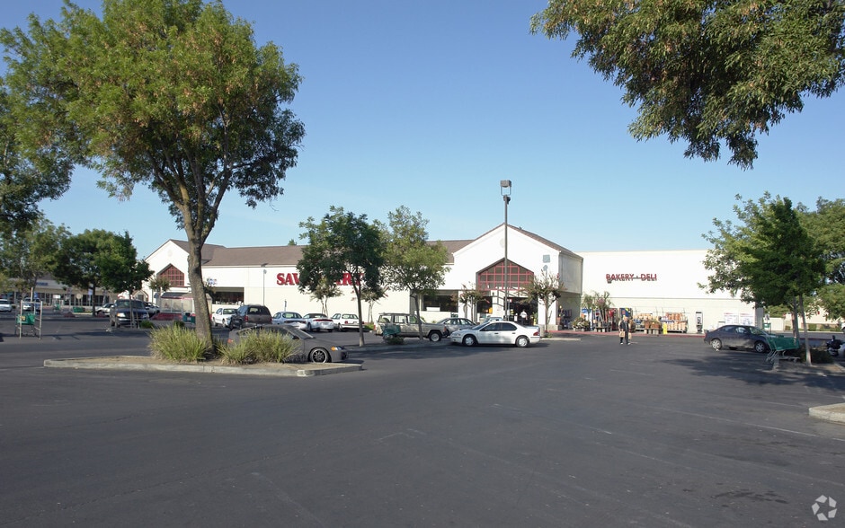 106-150 W Olive Ave, Merced, CA for lease - Primary Photo - Image 1 of 5