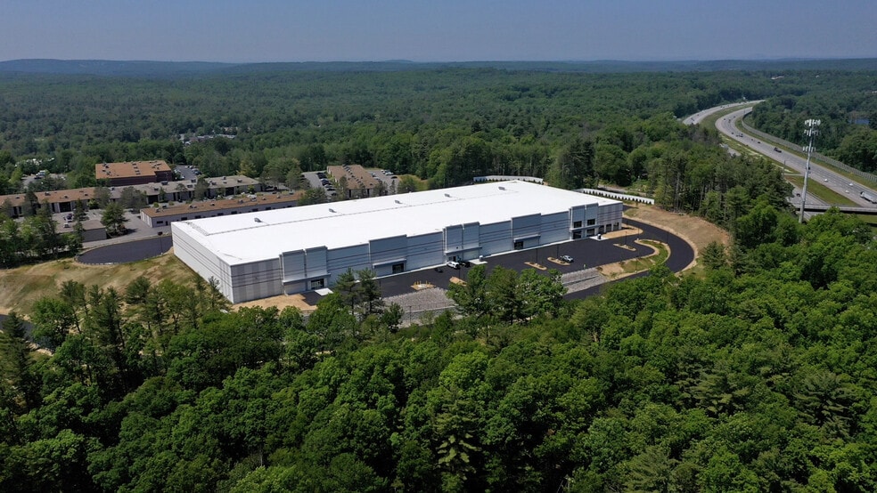 6 Industrial Way, Salem, NH à louer - Photo du bâtiment - Image 2 de 7