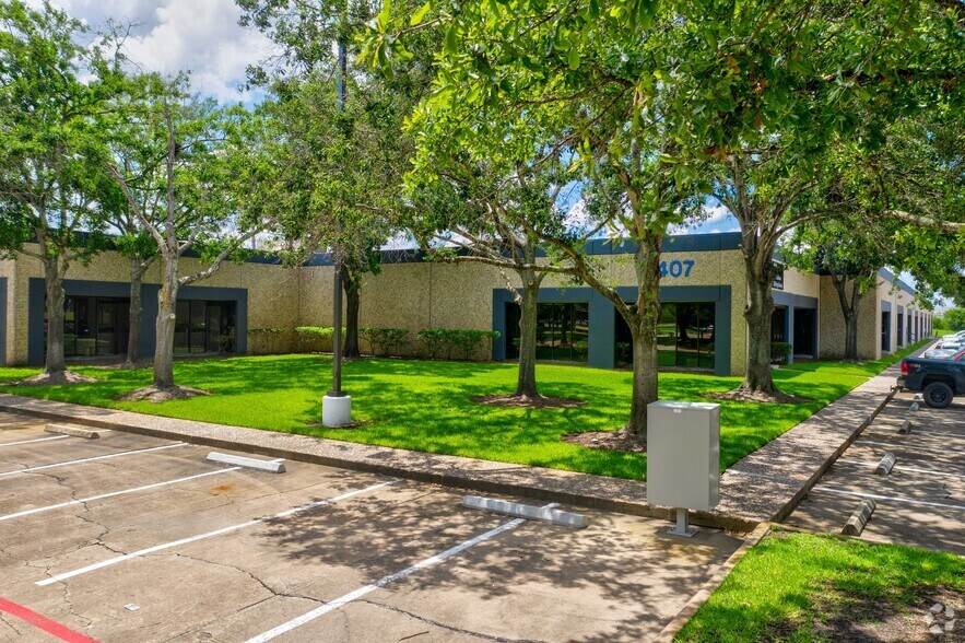 19407 Park Row, Houston, TX à louer - Photo du bâtiment - Image 2 de 11
