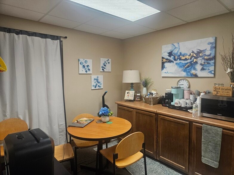 5154 N 90th St, Omaha, NE for lease - Building Photo - Image 2 of 5