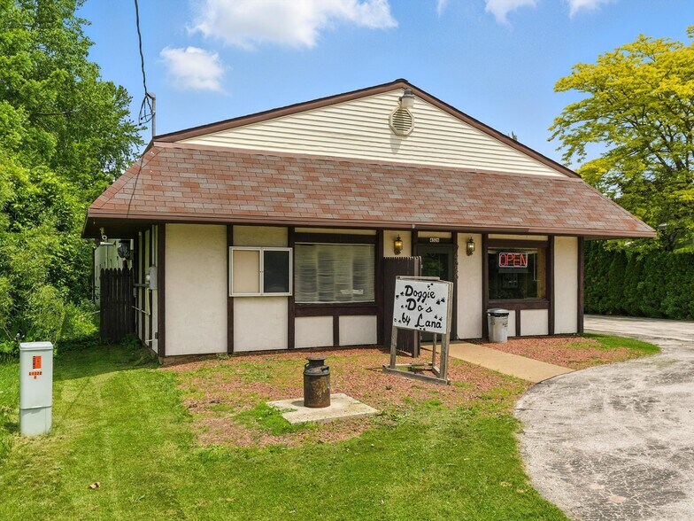 4326 Michigan Ave, Manitowoc, WI à vendre - Photo du bâtiment - Image 2 de 14