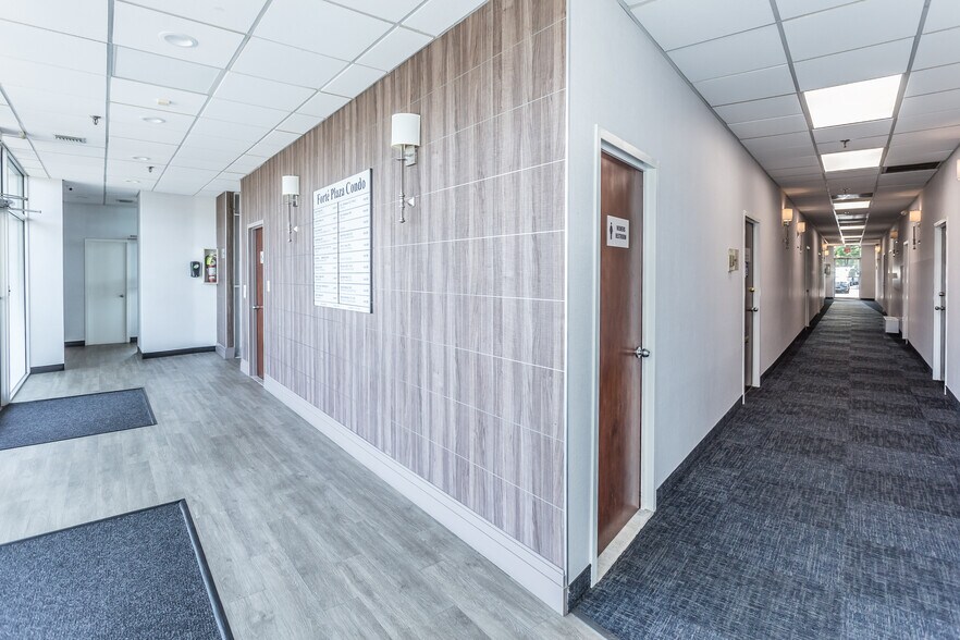 1097 Old Country Rd, Plainview, NY à louer - Hall d’entrée - Image 3 de 34