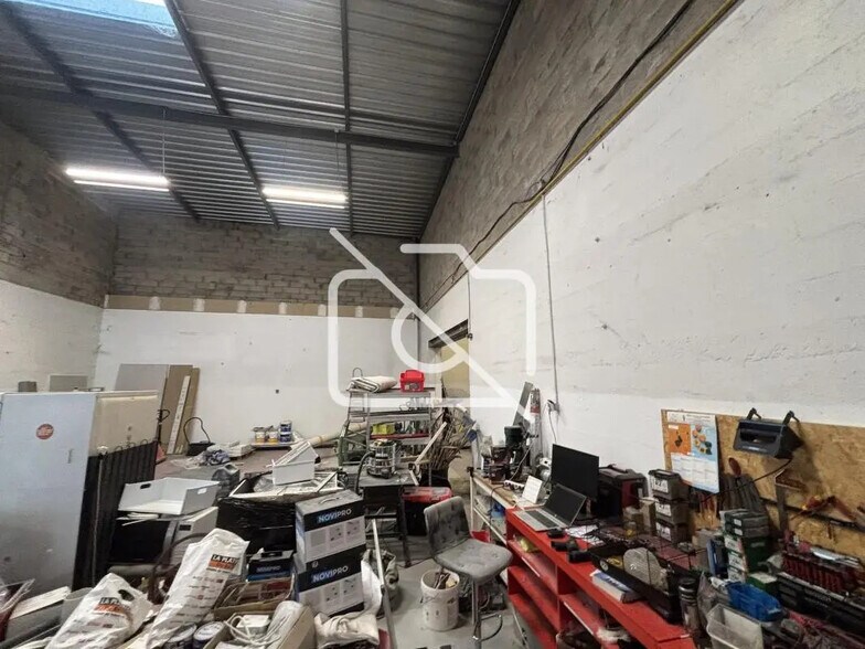 Industrial in Élancourt for lease - Interior Photo - Image 3 of 10