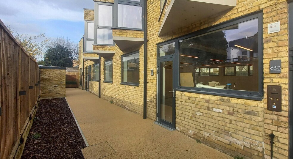 63 Sandycombe Rd, Richmond à vendre - Photo du bâtiment - Image 3 de 18