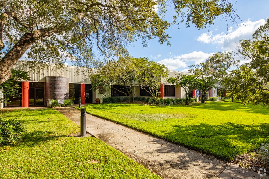 1209 Tech Blvd, Tampa, FL à louer - Photo principale - Image 1 de 41