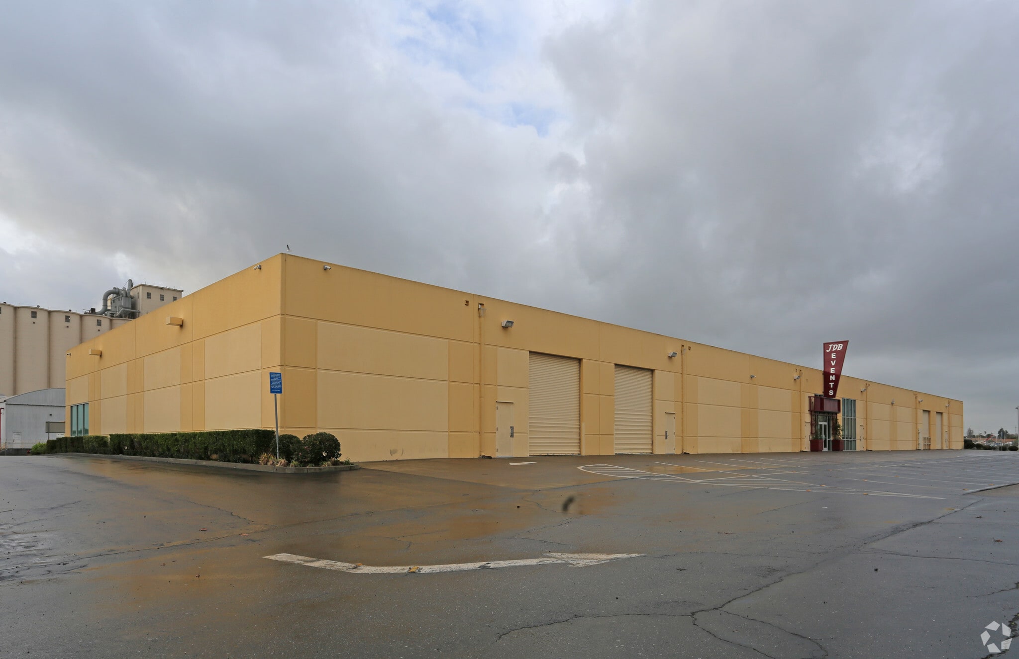 2500 Embarcadero, Oakland, CA for lease Primary Photo- Image 1 of 6
