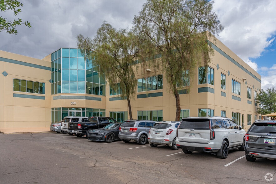 250 N Litchfield Rd, Goodyear, AZ for lease - Building Photo - Image 2 of 4