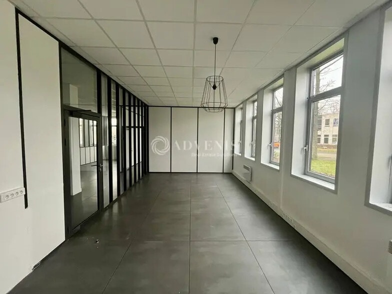 Flex in Éragny for lease - Interior Photo - Image 3 of 12