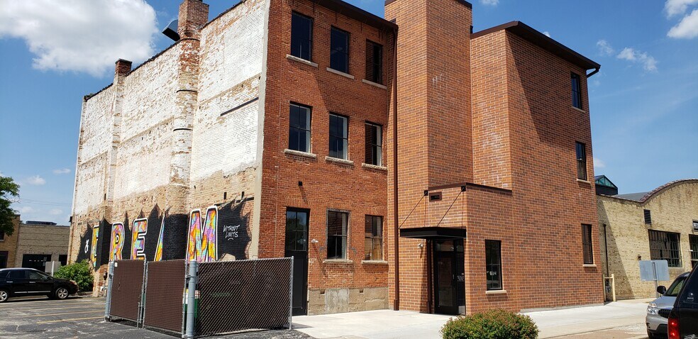 128 N Broadway, Green Bay, WI à louer - Photo du bâtiment - Image 3 de 4