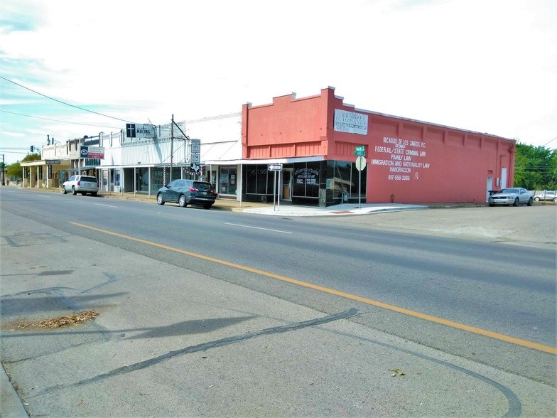 204 S Main St, Cleburne, TX à vendre - Photo du bâtiment - Image 1 de 1