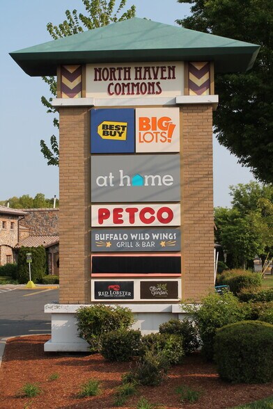 376 Universal Dr N, North Haven, CT à louer - Photo du bâtiment - Image 2 de 15